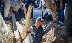 Özgür Özel, Ferdi Zeyrek'in Naaşını Elleriyle Mezara İndirdi