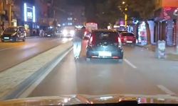Scooterli gencin tehlikeli yolculuğu kamerada