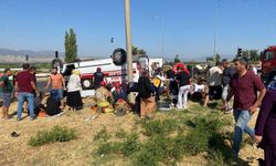 Ambulans otomobille çarpıştı: 1 ölü 8 yaralı