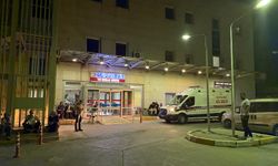 Eşini hastanede silahla vurarak ağır yaraladı