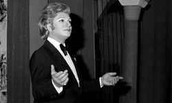 Zeki Müren, ölüm yıl dönümünde Bursa'da kabri başında anıldı