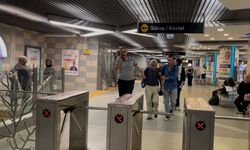 Çocukların çarptığı yaşlı adam metro raylarına düştü