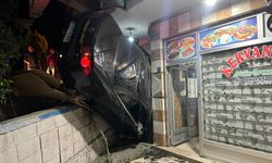 Fren yerine gaza basan sürücü lokantaya daldı