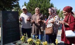 Neşet Ertaş kabri başında anıldı