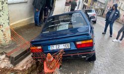 Çanakkale’de çöken yola otomobiller düştü