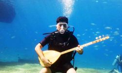 Deniz dibinde saz çalıp türkü söyledi