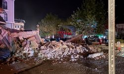 Depremde bir bina yıkıldı