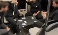 Bursa metrosunda şaşırtan görüntü: Gençler masa kurup oyun oynadı