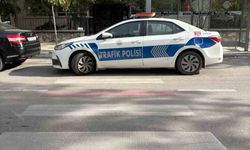 Ekip otosunu yaya yoluna park eden polise ceza kesildi