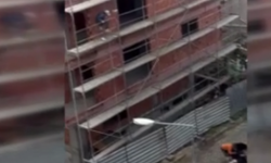 Kavgaya yetişmek için inşaat iskelesinden örümcek gibi indi