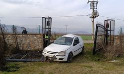 Kaza sonrası araçta bayılan sürücü donmak üzereyken bulundu