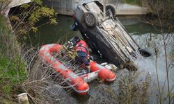 Kazada ölen arkadaşını araçta bırakıp kaçtılar