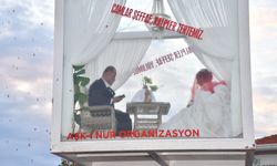 Fethiye’de sıra dışı düğün: Gelin ve damat cam vitrinde