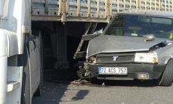 Otomobil, tırın dorsesinin altında kaldı: Sürücünün burnu bile kanamadı