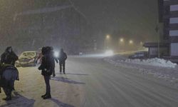 Uludağ'da yoğun kar var...Ekipler yolların kapanmaması için aralıksız çalışıyor
