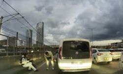 Bursa'da motosikletli ile çarpıştı, ilk işi aracına bakmak oldu