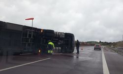 Bursa'da fırtına tırı devirdi!