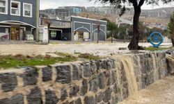 Kuşadası'nda şiddetli yağış sonrası araçlar sele kapıldı