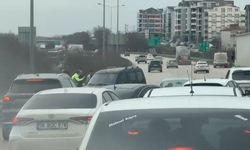 Bursa'da otobanda ters yöne giren araç trafiği kilitledi