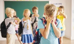 Akran zorbalığının nedeni; Aile tutumu ve sosyal medya