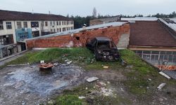 20 yıldır binanın tepesinde kalan aracın gizemi ortaya çıktı