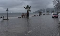 Bursa’da denizle kara birleşti, sokaklar göle döndü