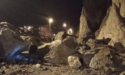 Hakkari'de dev kayalar mahalle yoluna düştü