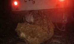 Düşen kaya treni raydan çıkardı, yolcular otobüslerle nakledildi