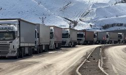 Türkiye-İran sınır kapısında 2 kilometrelik tır kuyruğu oluştu