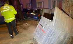 Bursa'da kontrolden çıkan araç apartmanın bahçesine girdi