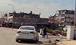 Kaldırımda yürüyen kadının boynundaki kolyeyi çaldı