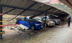 Çekirge'de yağışla istinat duvarı çöktü, 3 otomobil zarar gördü