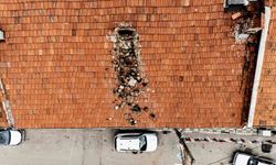 Keles'te çürüyen baca otomobilin üzerine yıkıldı