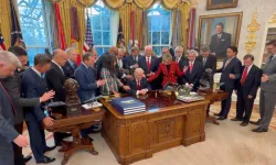 Oval Ofis'te Trump'a dokunarak dua ettiler