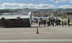 Bartın'da halk otobüsü otomobilin üzerine devrildi: 44 yaralı