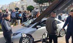 Kamyonun üzerindeki demirler araca 'ok' gibi saplandı