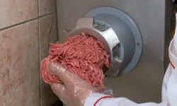 Sokakta, berberde yetkisiz kıyma çeken yandı