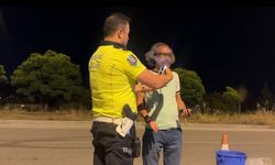 Polise selam vermek için yanlarına gitti, alkollü çıktı