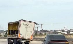 Bursa'da trafikte ilerleyen tırın yana yatmış dorsesi korkuttu