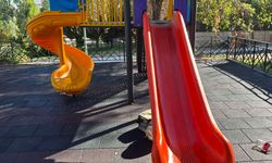 Çocuk parkındaki kaydıraklara yanık yağ döktüler