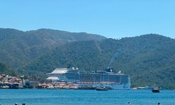 Dev yolcu gemisi Marmaris'e 5 bin yolcu ve mürettebatıyla demir attı