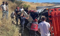 Sakarya'da freni patlayan kamyon, otomobilin üzerine devrildi: 6 yaralı