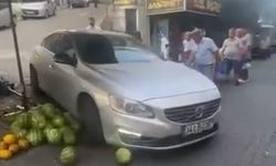 Lüks aracıyla girdiği pazar tezgahını darmadağın etti