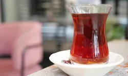 Bardağı masaya sert koyunca kovuldu