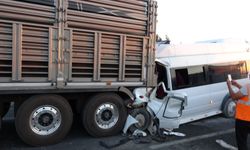 Malatya'da tarım işçilerini taşıyan minibüs tıra çarptı: 19 yaralı