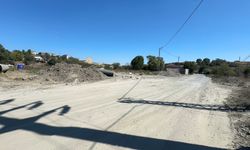 Arnavutköy'de çalışma sırasında açılan çukura taksi düştü