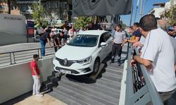 Kütahya'da otomobil marketin merdivenlerinde asılı kaldı