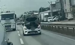 Bursa'da seyir halindeki otomobilin kaputunu açarak tamir yaptı
