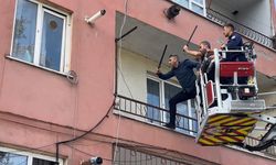 Bursa'da hastaneye yatmamak için polise bıçak çekip direndi..