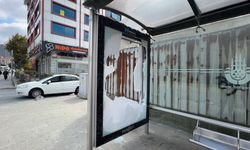 Annesiyle tartıştı, öfkesini İETT durağından çıkardı
